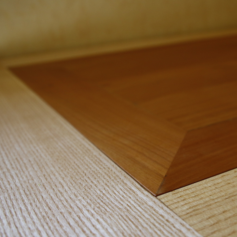 Bureau en frêne, inclusion cerisier