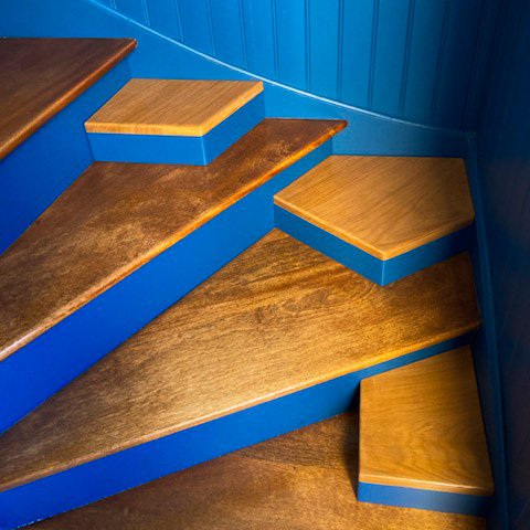 3 marches d'escalier en chêne et peintes